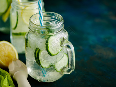 排毒健康食品概念脱毒谱含柠檬和黄瓜的马森水罐中健康的脱毒饮食果汁夏天图片