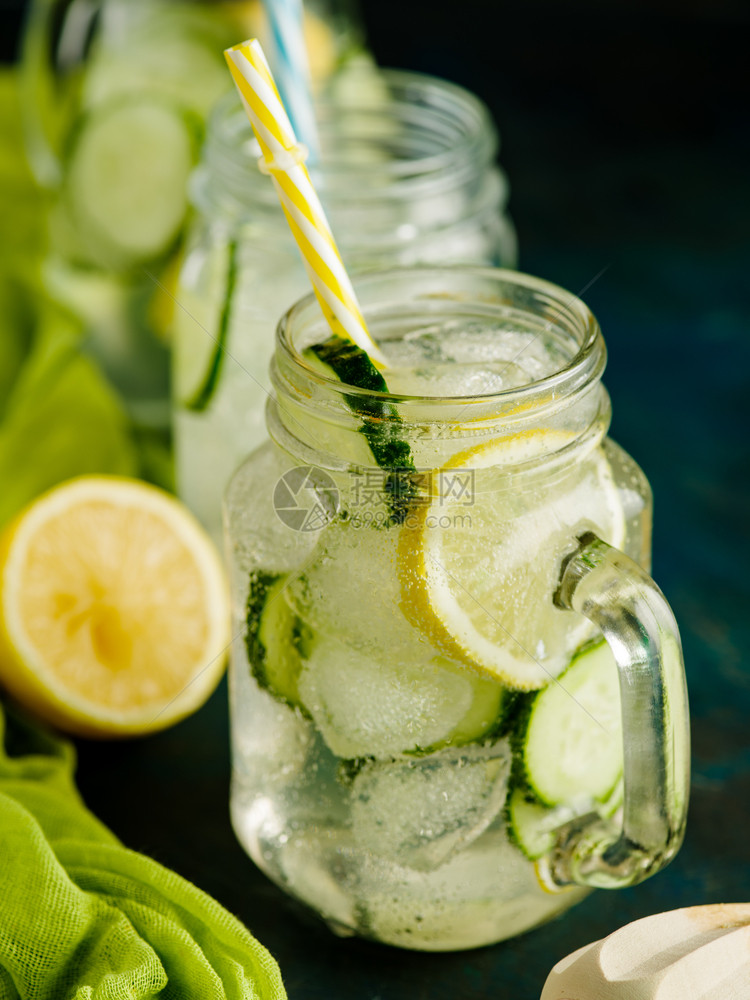 自然酸橙健康食品概念脱毒谱含柠檬和黄瓜的马森水罐中健康的脱毒饮食新鲜图片