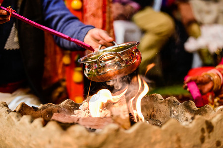 精神吠陀印度Yagya是婚礼仪式期间朝都Pooja表演的火焰仪式图片