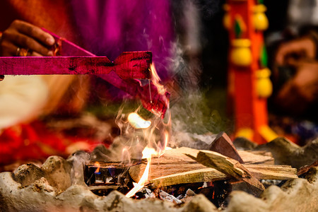 敬拜神圣一种Yagya是婚礼仪式期间朝都Pooja表演的火焰仪式背景图片