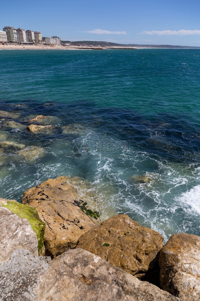 岩石海景旅行度假胜地就在海洋滩沙浪和石头上图片