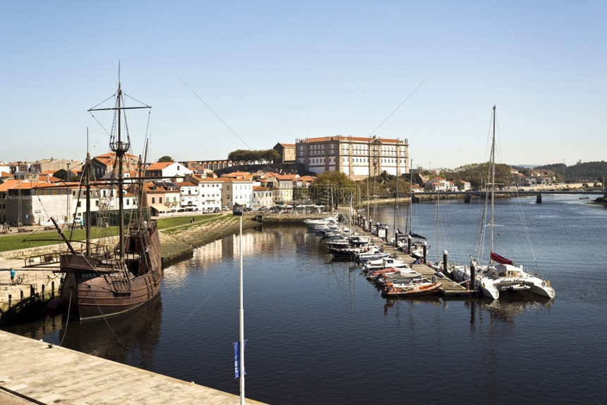 海洋在葡萄牙ViladoConde河口渡船坞与十六世纪左面的雕塑复制品巡航嘴图片