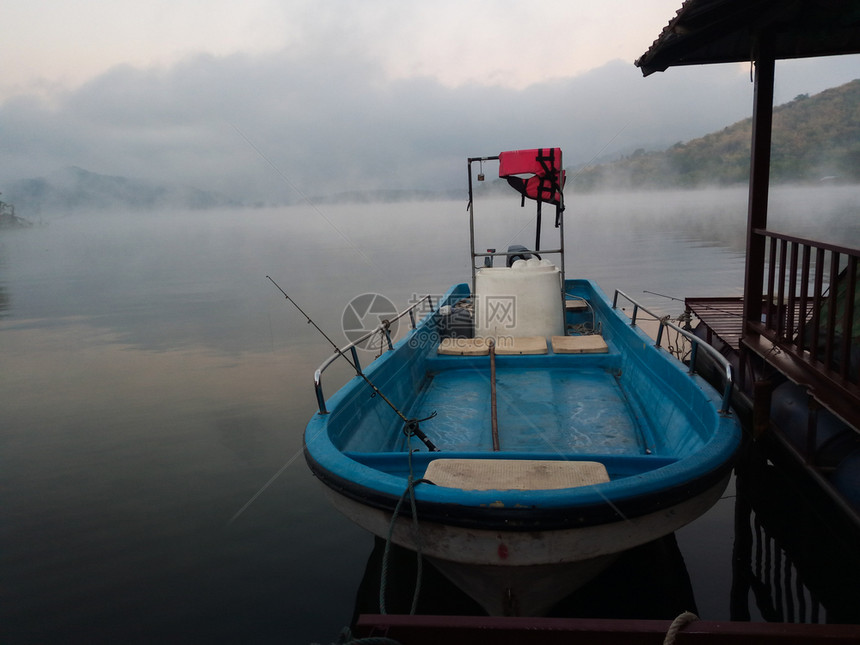 在平静湖水中捕鱼的渔船海早晨自然图片