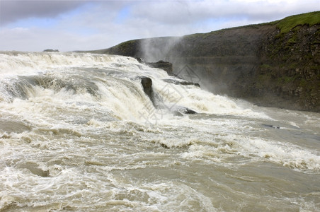 400米跨栏仔细观察冰岛的一股最令人印象深刻的水滴Dettifos193立方米的水屏障从4米高处倒下以及10米宽的瀑布河跨栏自然背景