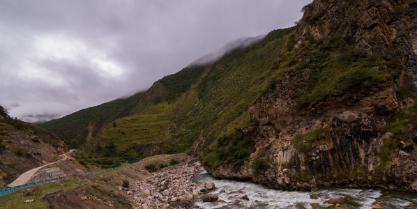 农村景观山坡在云中躺着青绿的阴锥被迷雾笼罩在景色风中闪电图片