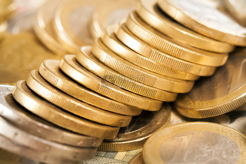 金子银行堆积在的旧金币和新脏波兰现兹罗提铜图片