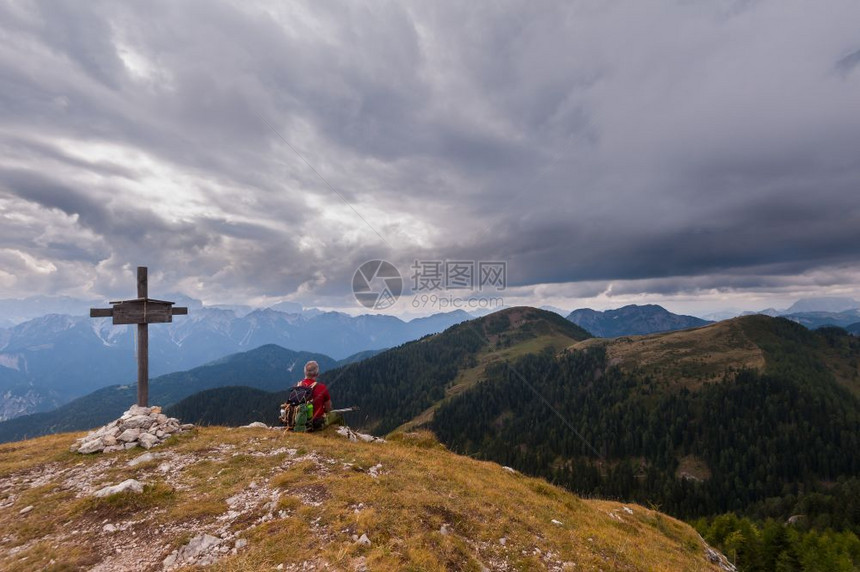 远足徒步旅行者为了男徒步背包在山顶上放轻松度假的风景照片与空间供您使用图片