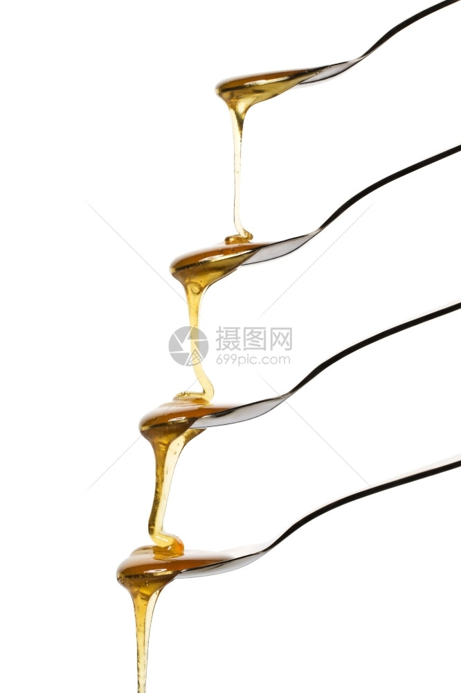 银美味的蜂蜜落在四个勺子上蜂蜜落在白色背景上的四个勺子食物图片