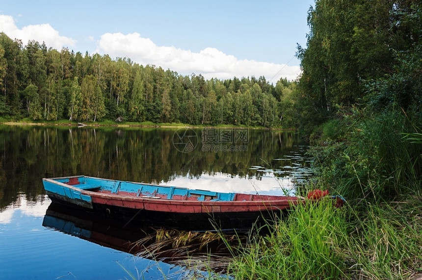 桦木苏亚河和一条老木船的景象俄罗斯Sunny夏天日Karelia水景观图片