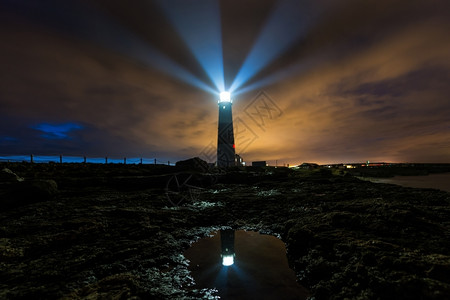 从法案到英吉利海峡的横梁能量进入一个可怕的夜空中灯塔韦茅斯欧洲图片