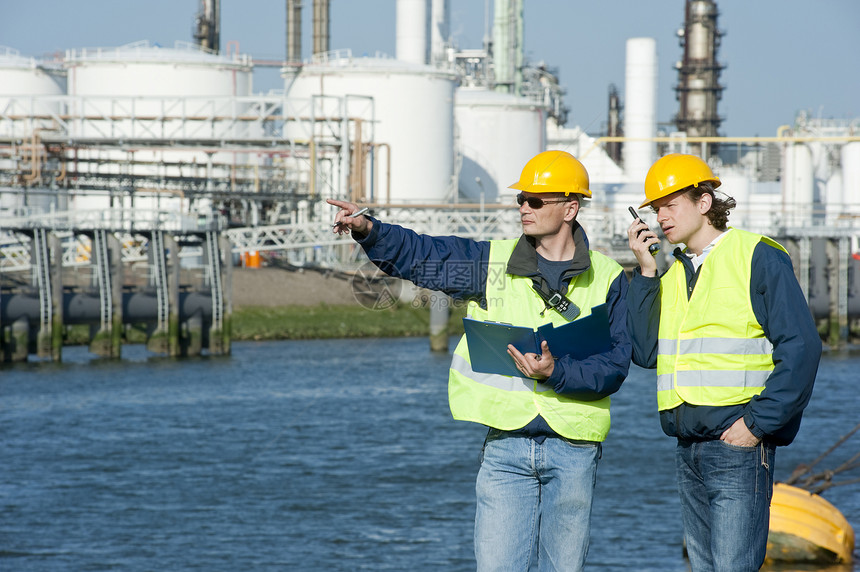 两名石油化工程师讨论一个户外工程项目领班水夹子图片