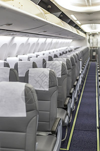 木板空气商业飞机座椅和灯光的视图图片
