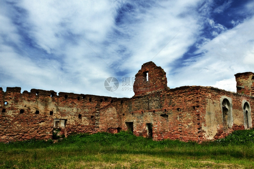 地牢破碎的阳光明媚夏日古老城堡废墟拱图片