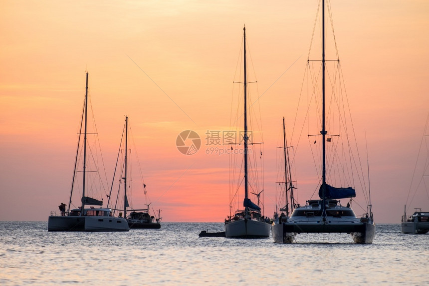 日落时海上帆船停靠的轮椅廓海景旅游图片