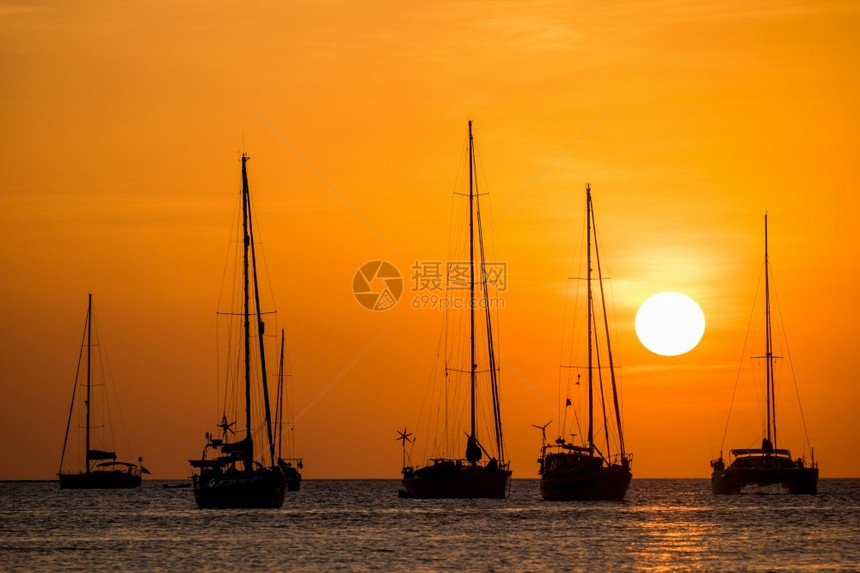 航海的日落时上帆船停靠的轮椅普吉岛夏天图片