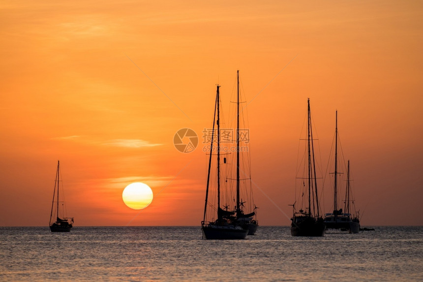 航海的日落时上帆船停靠的轮椅假期天际线图片