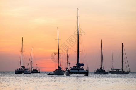 日落时海上帆船停靠的轮椅运动夏天景观图片