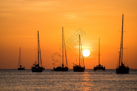 日落时海上帆船停靠的轮椅普吉岛夏天太阳图片