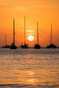 日落时海上帆船停靠的轮椅太阳泰国丰富多彩的图片