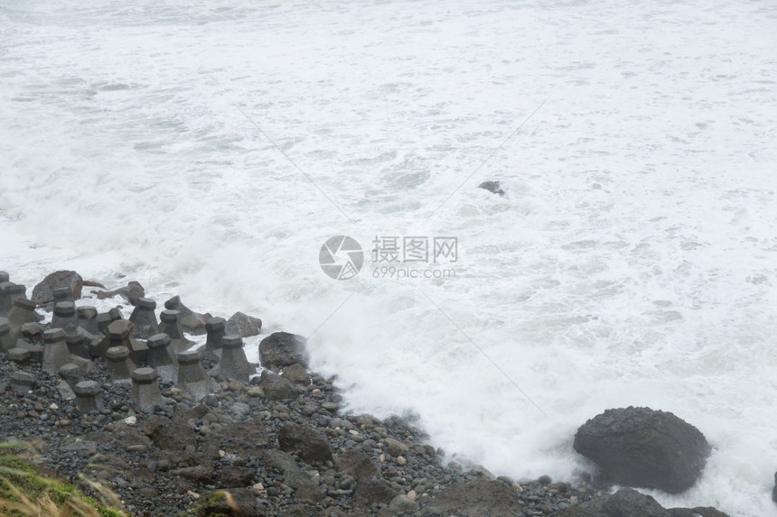 力量海浪台风苏莱多期间暴大海啸冲撞岩石地平线图片