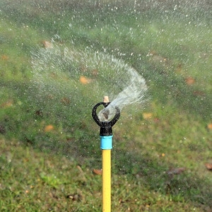 干旱场地花园灌溉系统或喷水洒器新鲜的图片