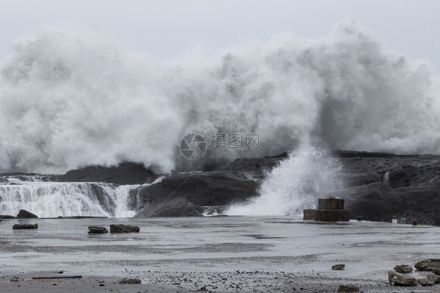 海浪台风苏莱多期间暴大海啸冲撞岩石危险飓风图片