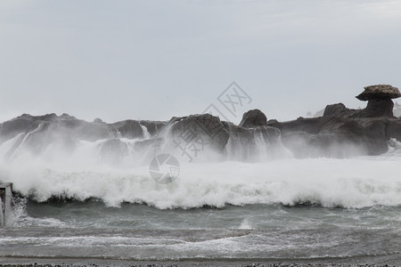 台风苏莱多期间暴大海啸冲撞岩石滩水崩溃图片