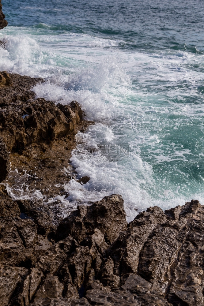 蓝色的海岸线湿岩石上运动冲浪海图片