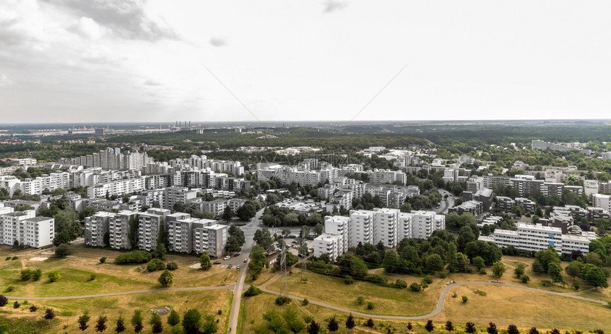 沉降北方在德国部拥有廉价出租公寓的丑陋老旧肮脏高楼大的型工业城市边缘空中观望着一个高楼住宅区的景象一建筑物图片