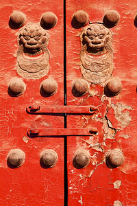守正出奇建筑的铁进入北京紫禁宫的一对门上详情红漆青铜狮正守着门口卫脱皮背景