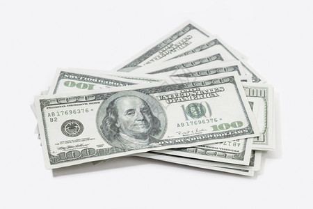 美元钞票摄影经济一堆美元钞票被白色背景的美国钞票隔开银行业团体背景