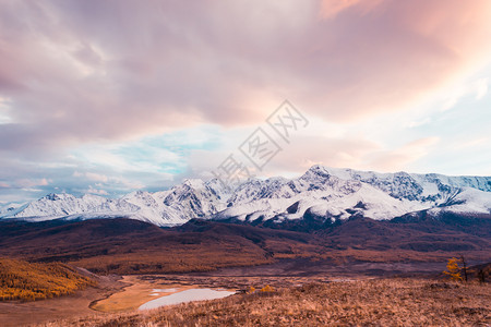 日落或秋天山峰的黎明登上山谷之旅时黄云和紫场景范围戏剧图片