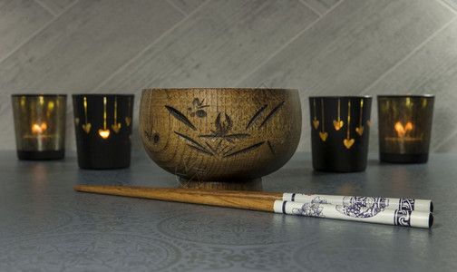 竹木饭碗和背景光亮的日本人或筷子竹木饭碗最佳或者寿司图片