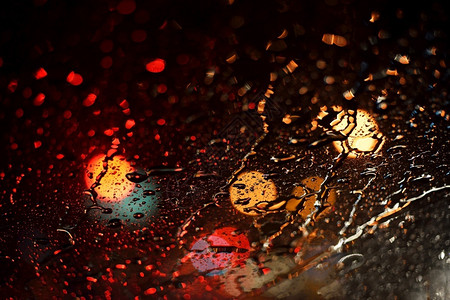 窗口上有一滴雨布加灯光抽象红色的液体雨滴高清图片