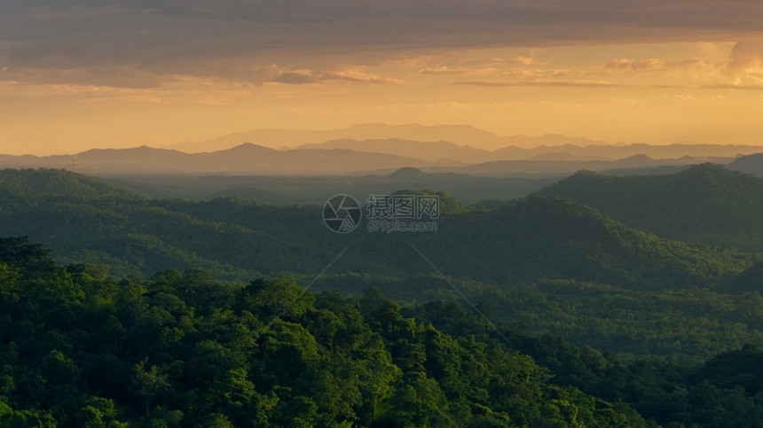 风景优美天空晚上全景山在泰国隆邦Lampang的MaeMoh带温暖灯光的全景山图片