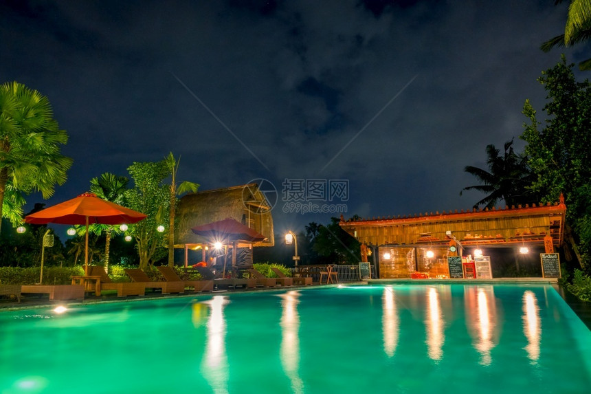 旅行天空晚上在印度尼西亚丛林中夜空的游泳池和酒吧在旅馆清泳池和酒吧在夜林中的酒吧假期图片