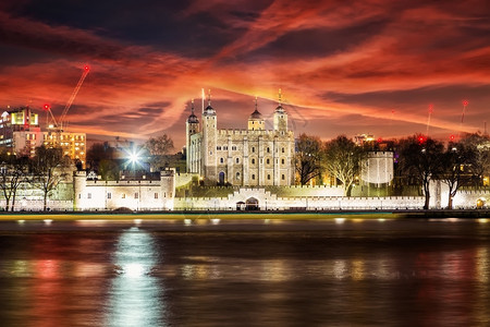 塔米萨河首都建筑物伦敦塔和米萨河晚上遗产背景