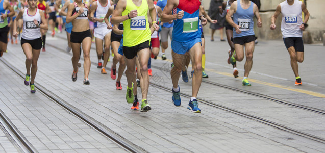 跑步竞赛马拉松在城市公路上赛跑种族背景图片