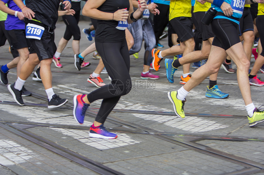 马拉松在城市公路上赛跑竞争城市的训练图片