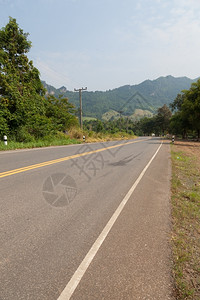 山上的道路横穿坡沿的树丛高速公驾驶空的图片