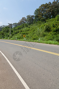 景观旅行山上的道路横穿坡沿的树丛运输图片