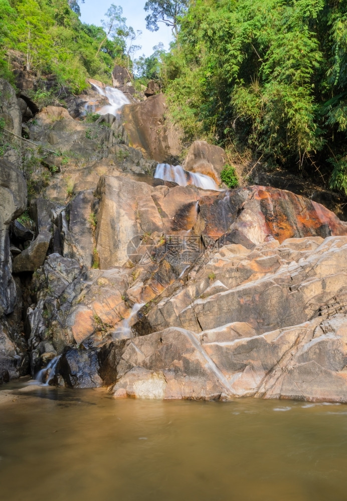 旅行泰国昌塔胡里长青森林瀑布风景放松图片