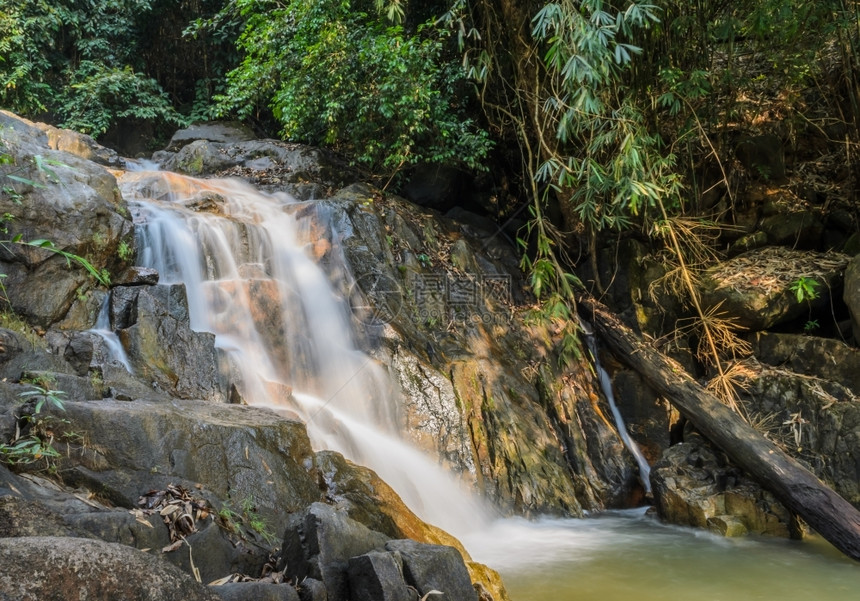 溪流泰国昌塔胡里长青森林瀑布运动水图片
