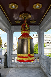 在泰国一座寺庙装饰的钟声建筑学金子老的图片