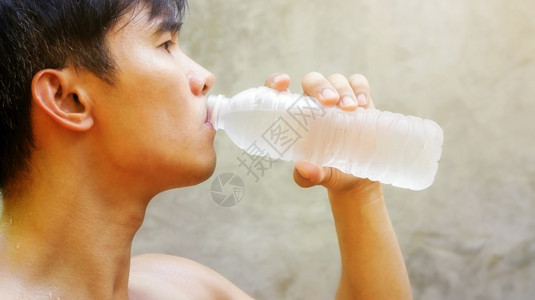 户外喝水的男人图片