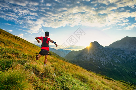 男人一种黎明时分在山草甸上的赛跑者skyrunner运动的图片