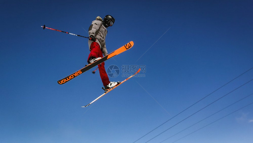 一个雪地公园上跳的滑者运动员图片