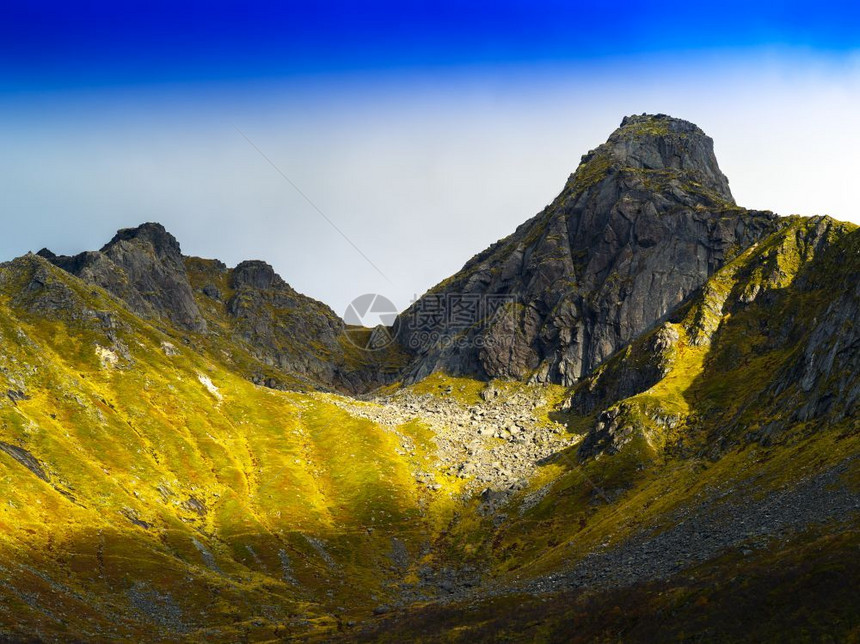 峡湾户外水平生动的戏剧山挪威风景背水平生动的戏剧山挪威风景背b空的图片