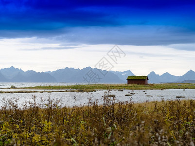 明亮的空旅游水平生动挪威小屋峡湾风景背水平生动的挪威小屋峡湾风景背图片