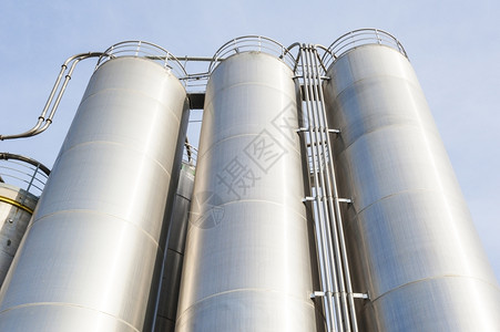 金属保护行业使用不锈钢生产化学的工业筒仓背景图片